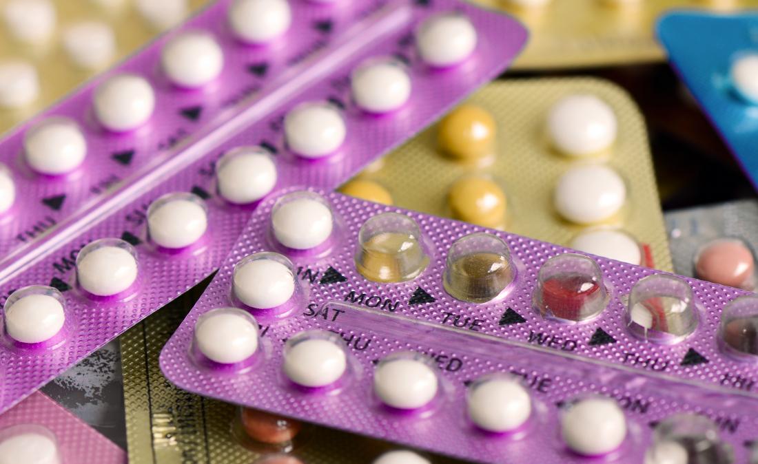 Pílulas anticoncepcionais em pacotes em uma pilha, contraceptivos hormonais.
