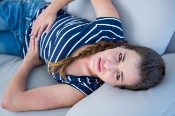 бременна жена с подуване на корема