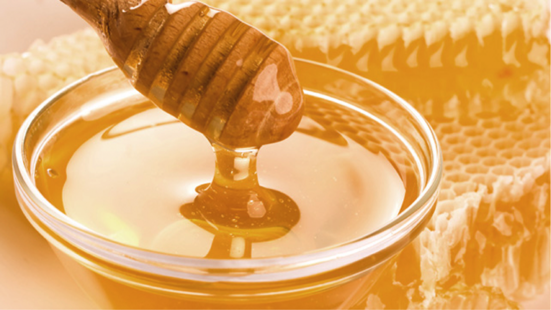 Honig in einer Schüssel und in einer Bienenwabe
