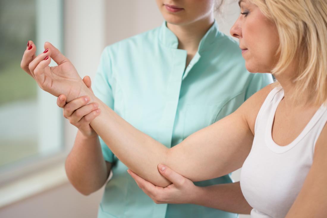 Physiotherapie am Arm einer Frau