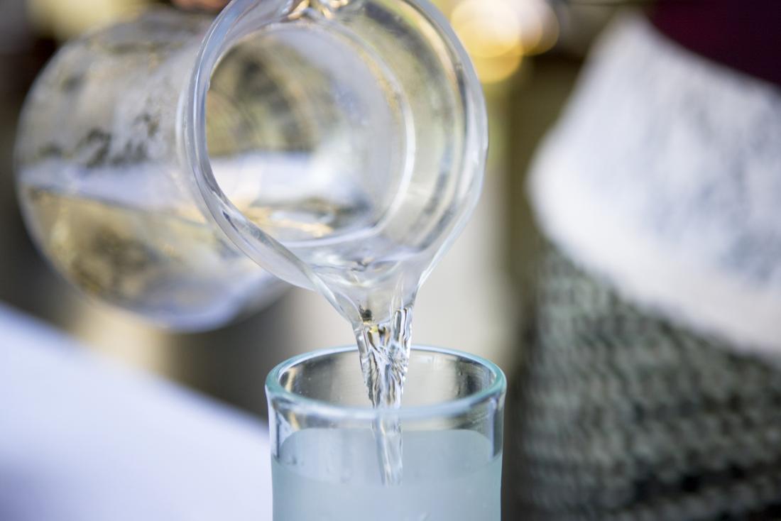 L'acqua viene versata da una brocca in un bicchiere.