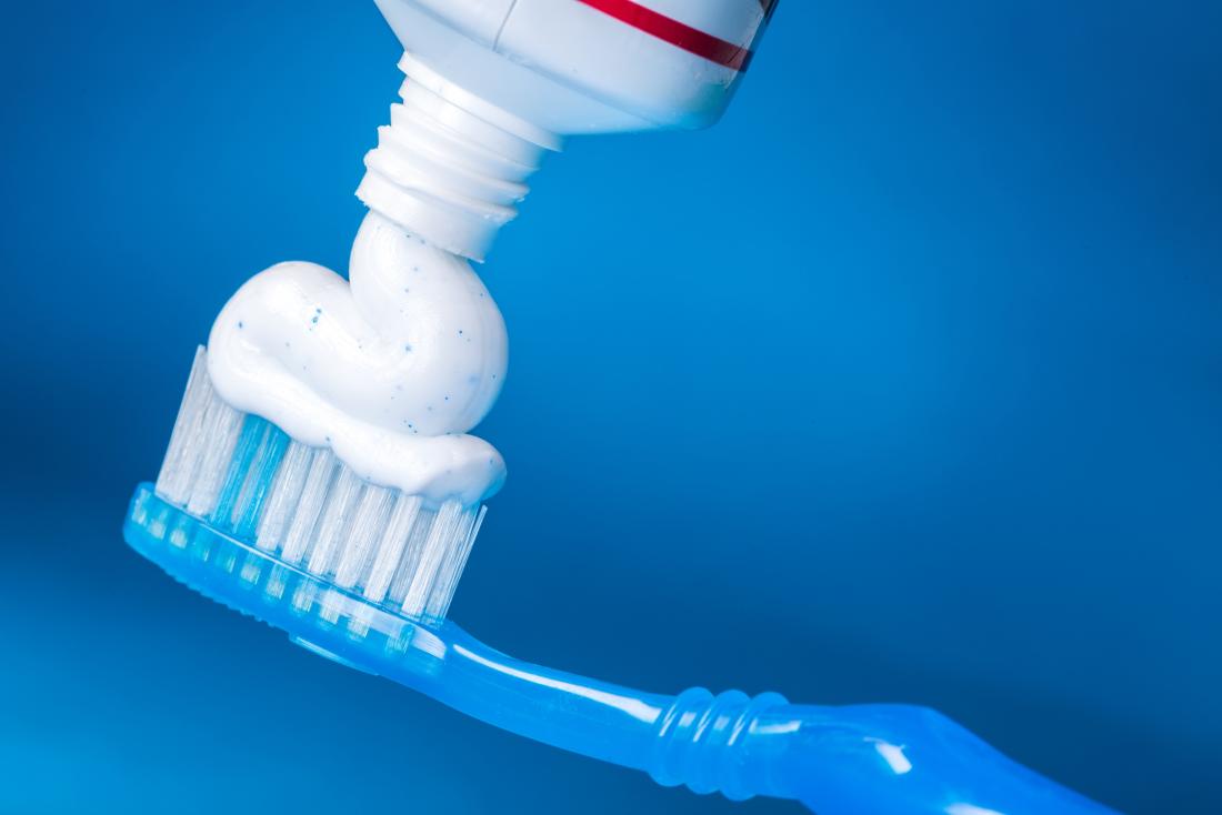 Dentifrice ajouté à une brosse à dents