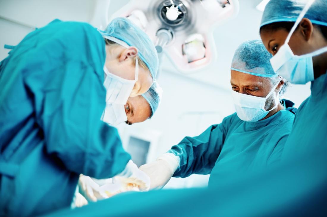 Cirurgiões operando no paciente.