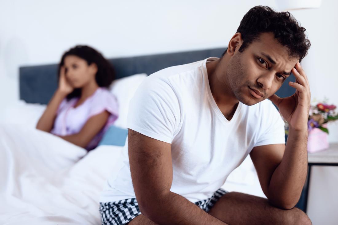 Човек и жена в леглото изглеждат разстроени, имайки проблеми със сексуалната близост.