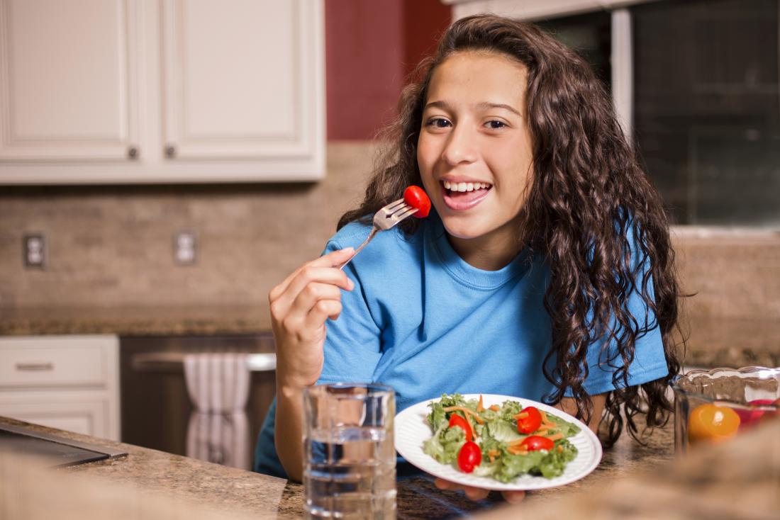 junges Mädchen isst einen Salat