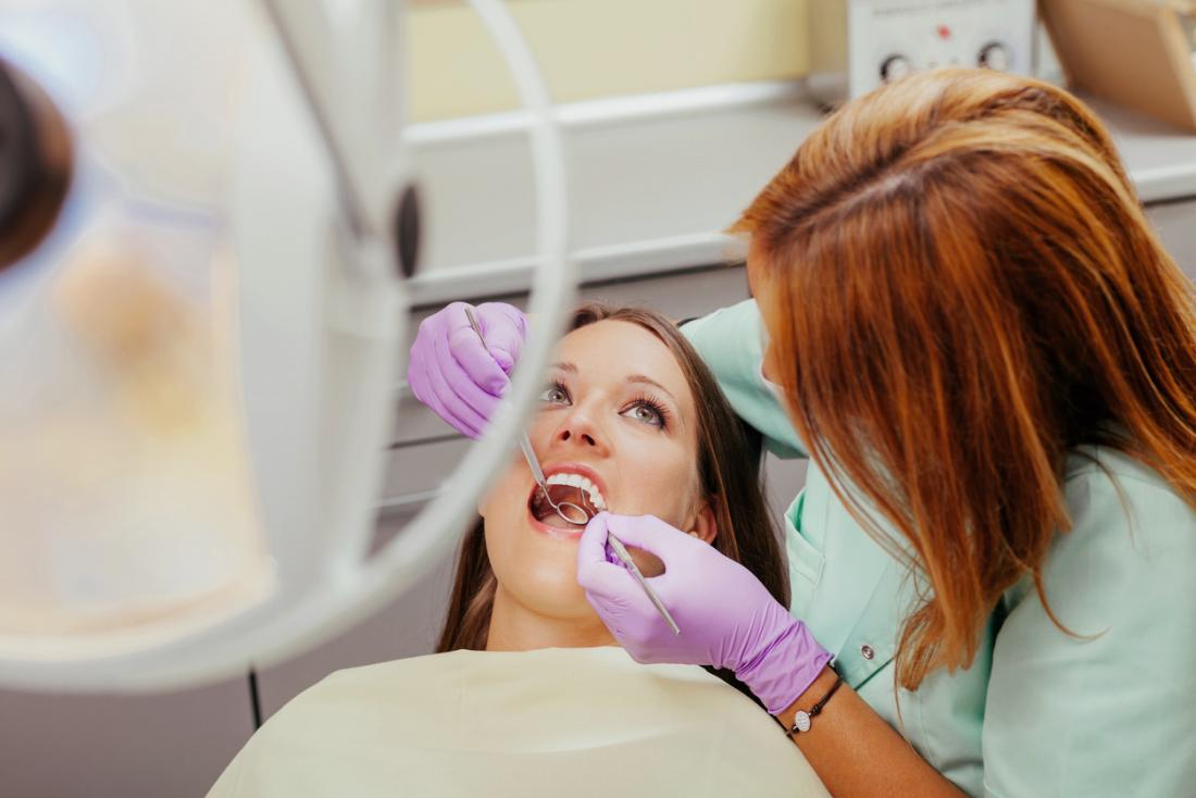 Kobieta ma zęby sprawdzać przy dentystą