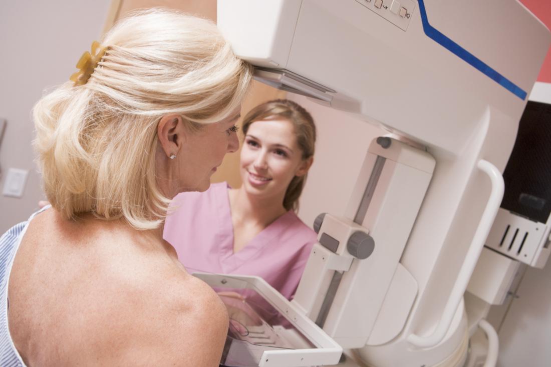 乳がんの乳房X線検査を受けている女性。