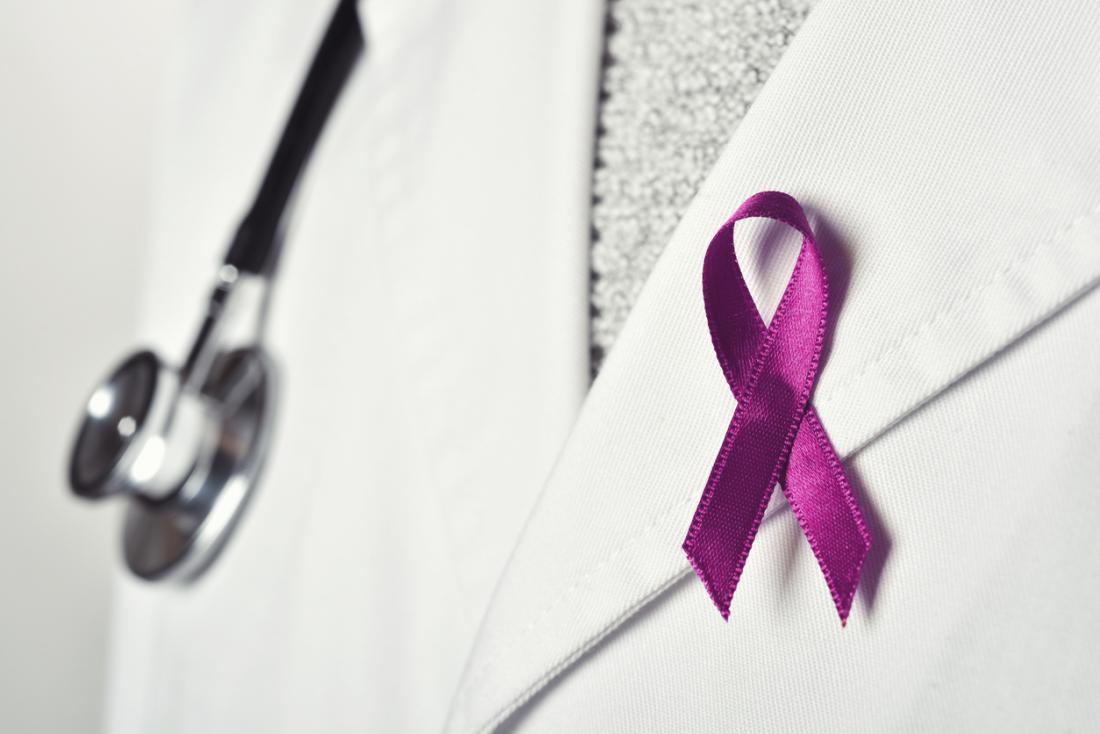 Lekarz nosi różową wstążkę raka piersi.