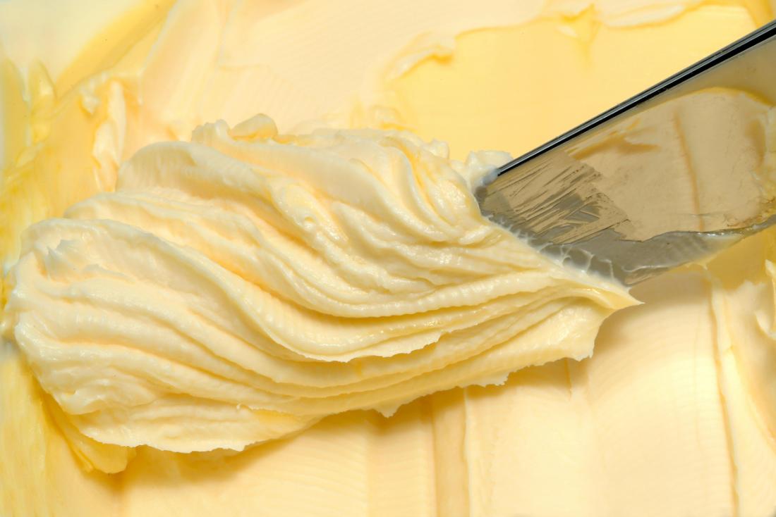 Margarine wird mit einem Messer ausgebreitet.
