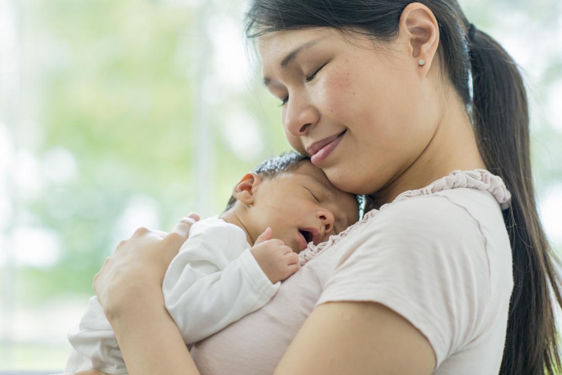 junge Mutter hält ihr Baby