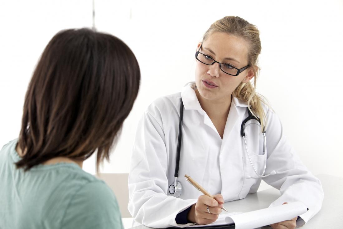 女性患者と話し合っている女性医者。