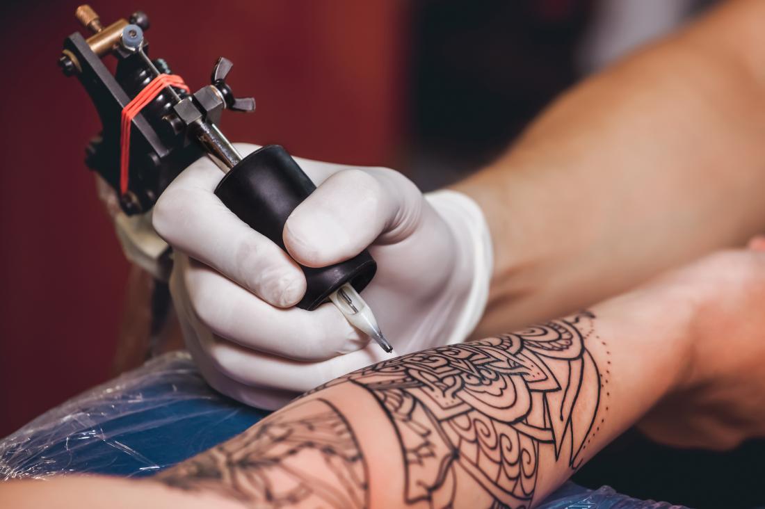 Persona tatuata sul braccio.