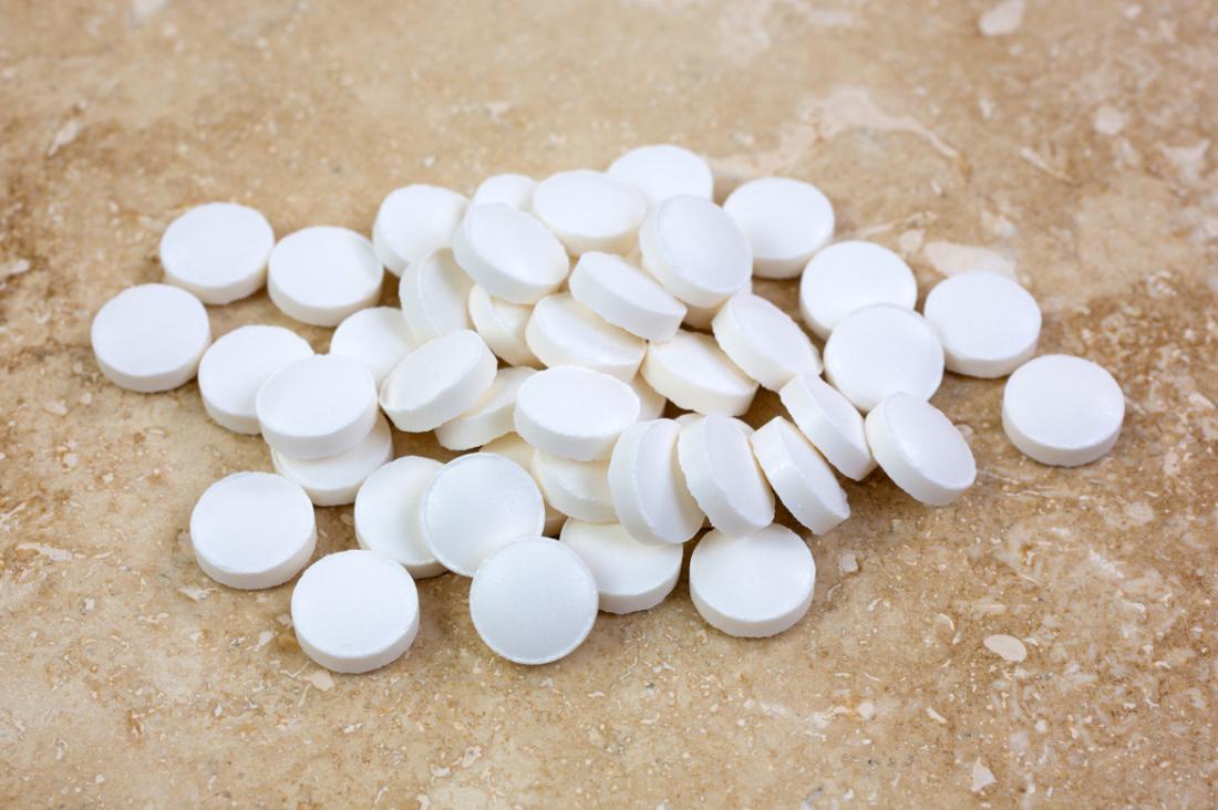 Melatonin Tabletten auf Steinoberfläche gestapelt.