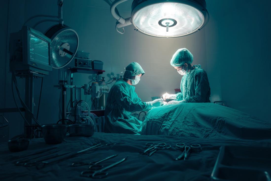 cirurgiões no trabalho em cirurgia