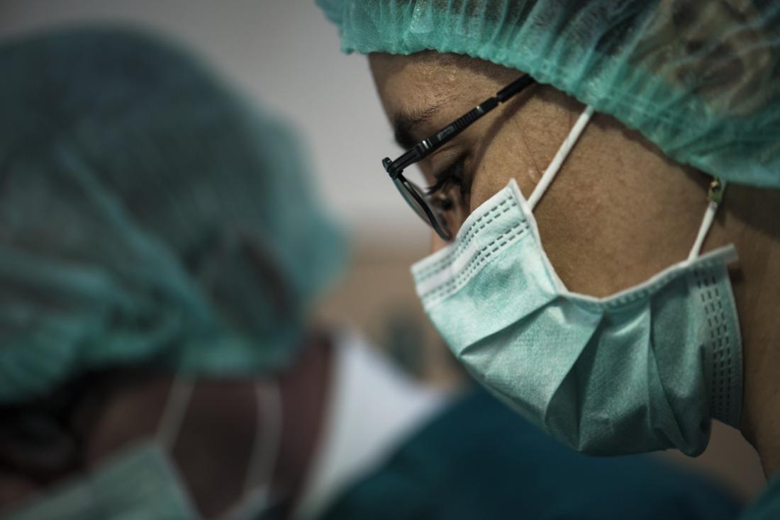 Zbliżenie twarzy chirurgów
