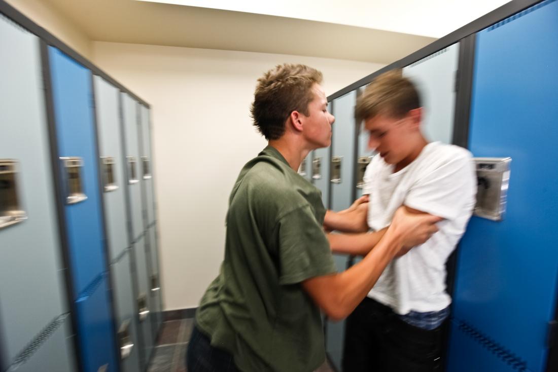 cậu bé bắt nạt một cậu bé khác bằng tủ khóa