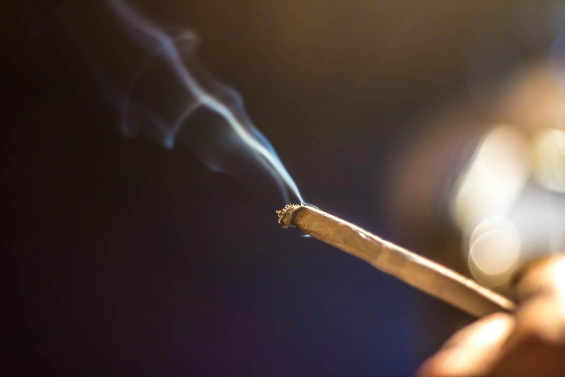 um cigarro de cannabis