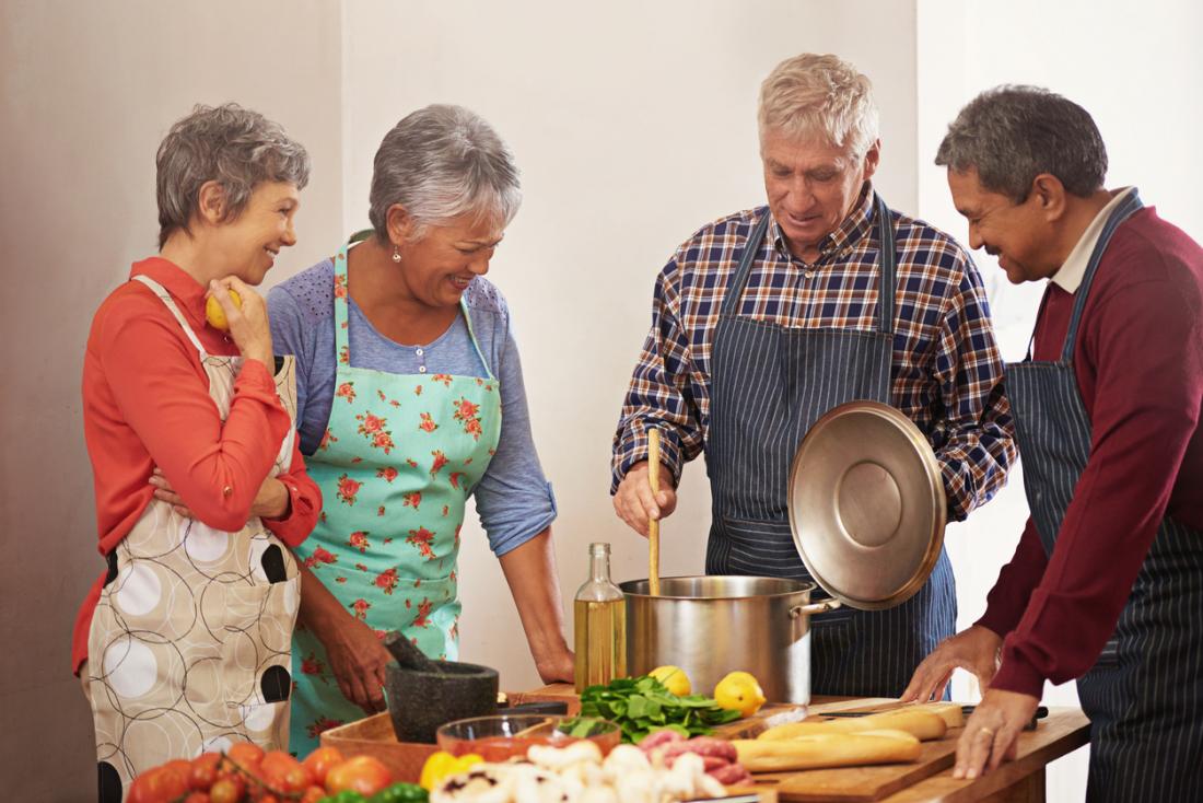[Vier ältere Menschen kochen zusammen]