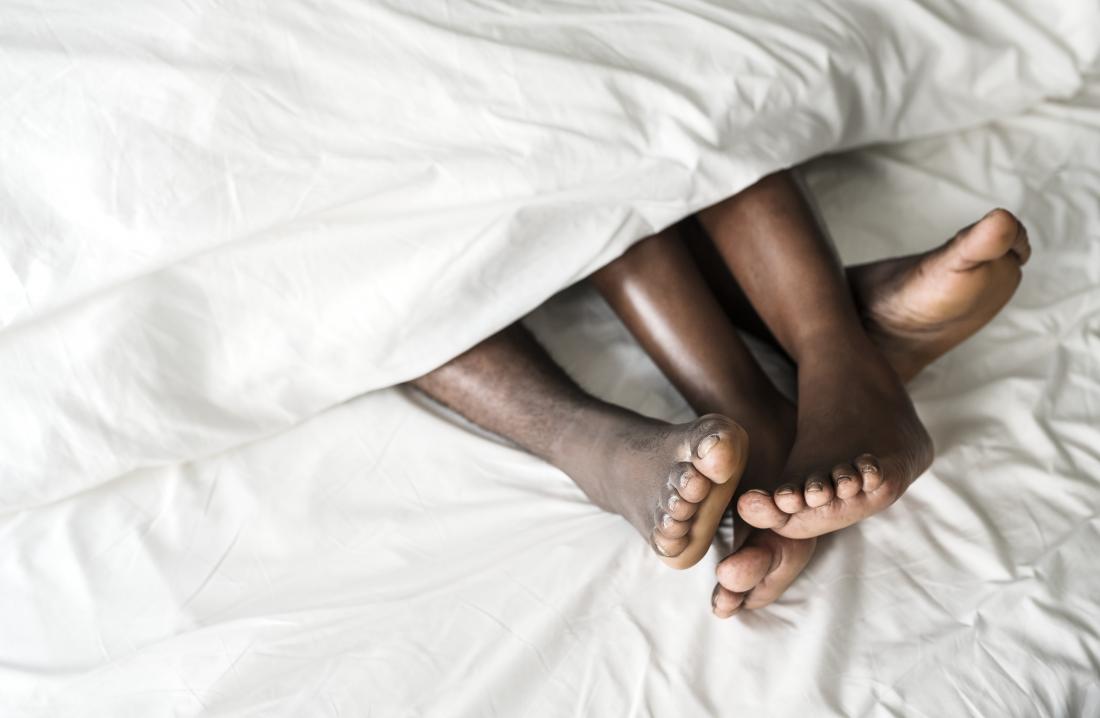Paar Füße am Ende des Bettes, die nach Hysterektomie Sex haben kann