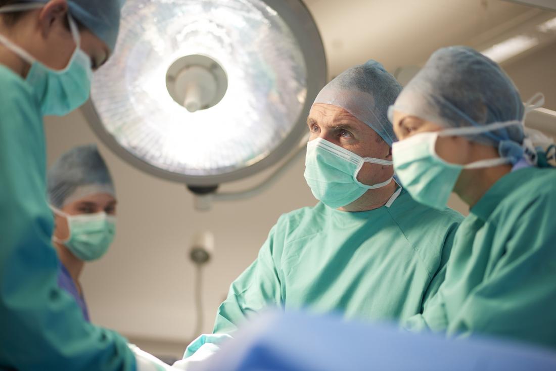 Männliche und weibliche Chirurgen im Operationssaal.
