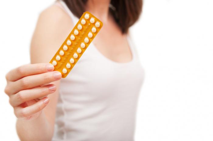 女性が避妊薬のパックを保持しています。