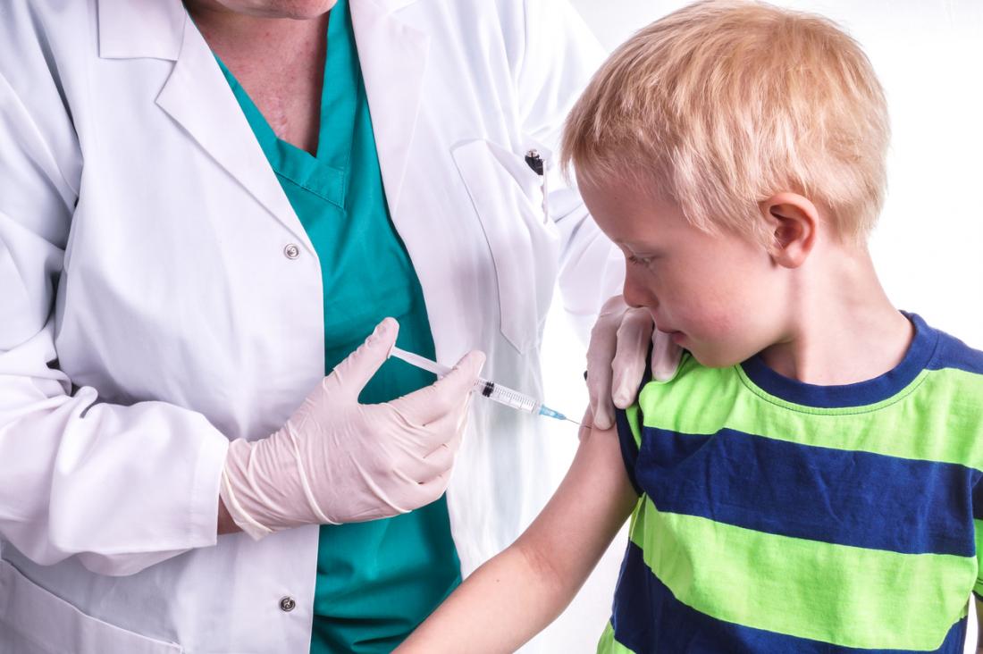 Aşı enjeksiyon alan çocuk.