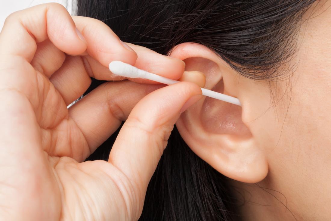 Поставянето на предмети в ухото, като памучни пъпки и прекалено почистване, може да влоши сухата кожа.