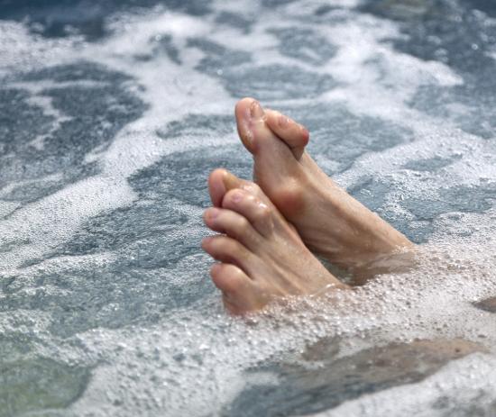 Снимка на краката с чук, напоена с вода.