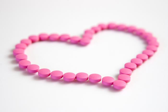 Pillole disposte a forma di cuore.