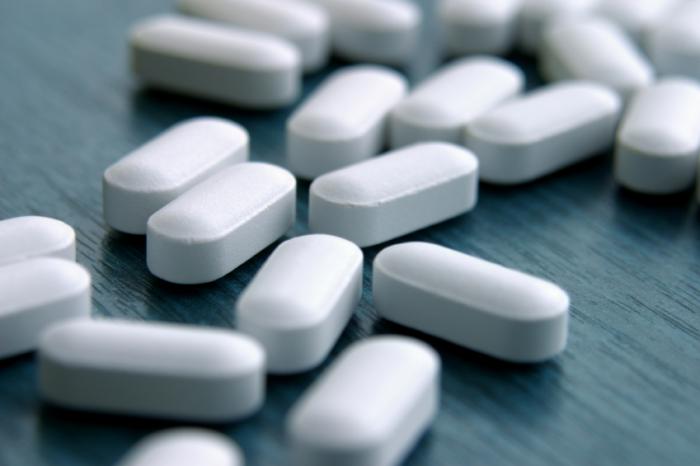 Una foto di alcune pillole bianche su un tavolo