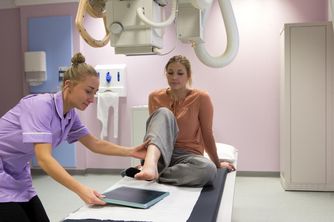 Bir kadının ayağını röntgen çekiyor.