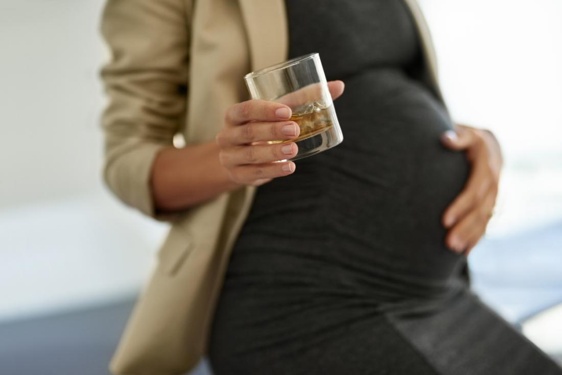 Пиете алкохол докато сте бременна.