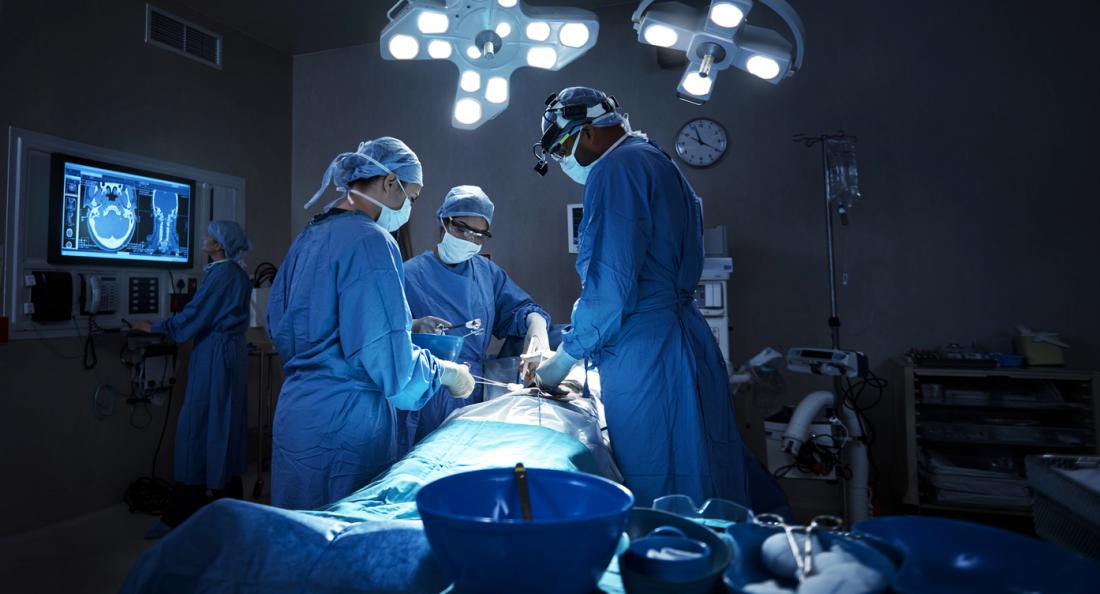 Хирурзите извършват хирургия в оперативния театър.