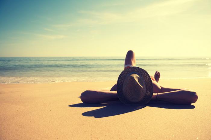 мъж слънчеви бани на плажа
