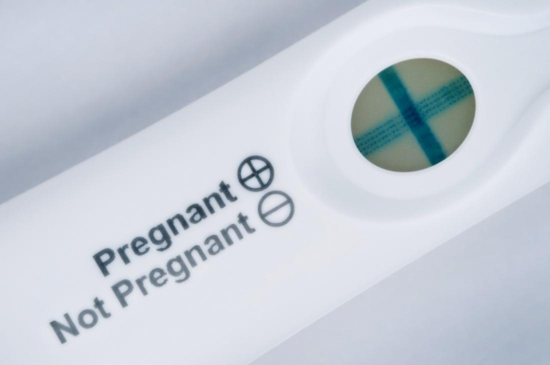 Test di gravidanza che mostrano un risultato positivo.