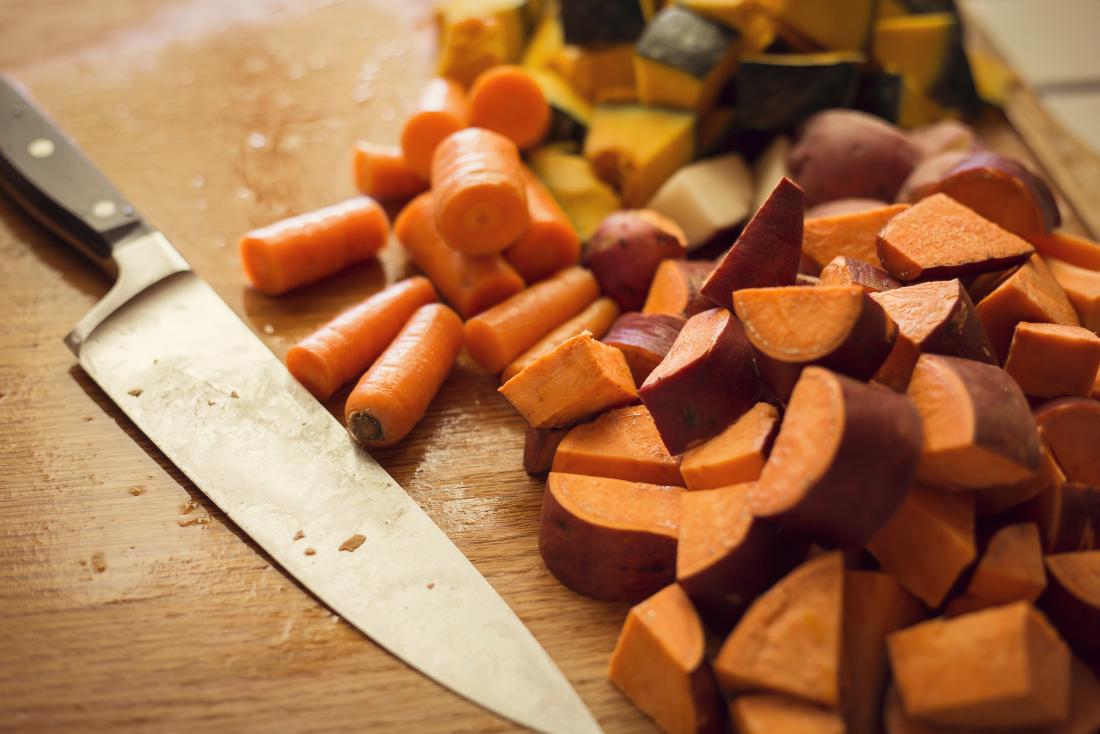 моркови и сладки картофи с нож