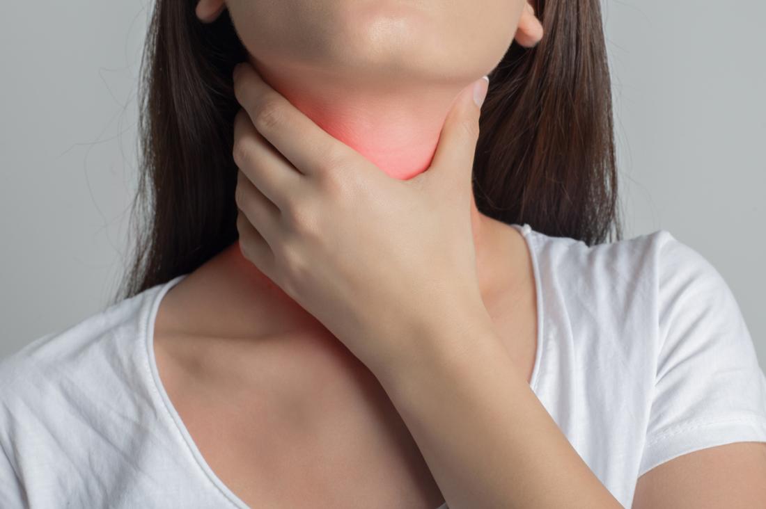 腺熱は、腫れたリンパ腺および咽喉の痛みを伴う。