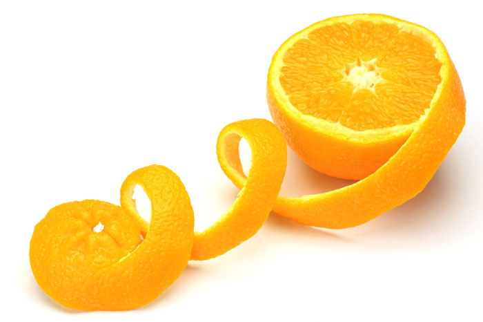 Buccia d'arancia e arancia