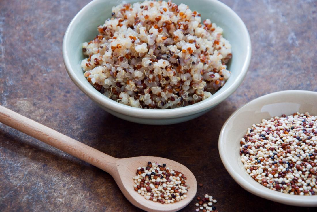 Quinoa, kuru ve pişmiş formlarda.