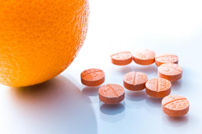 [arancia con pillole di vitamina C]