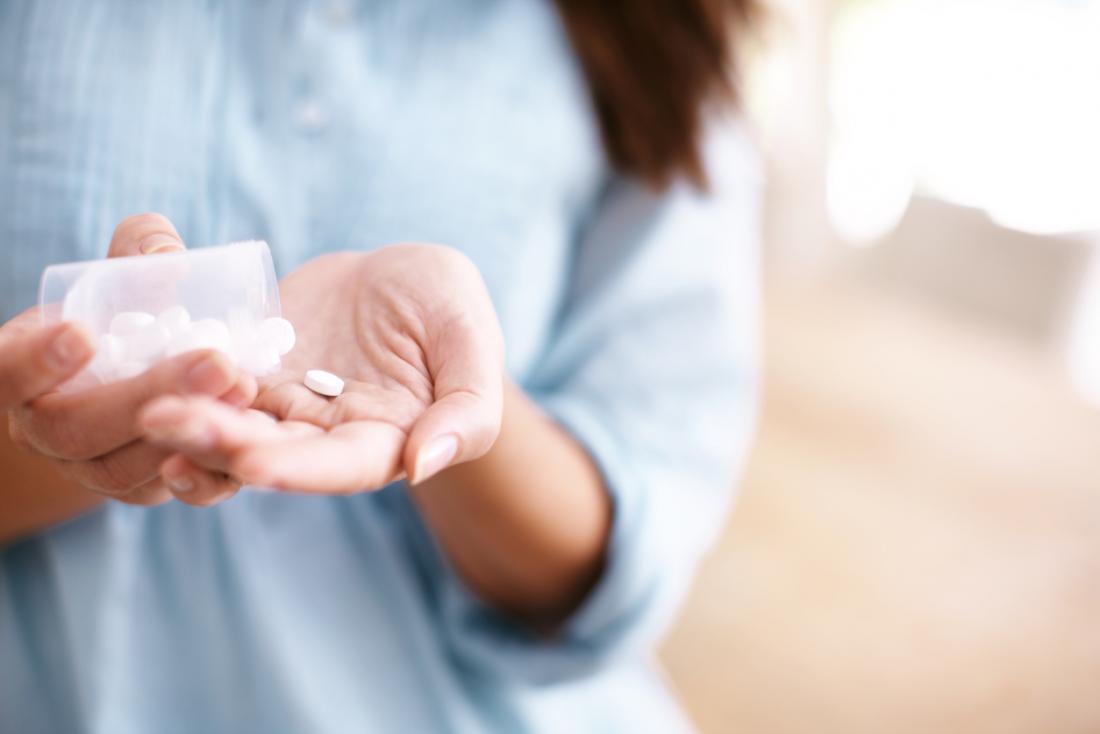 primo piano delle mani della donna con i farmaci