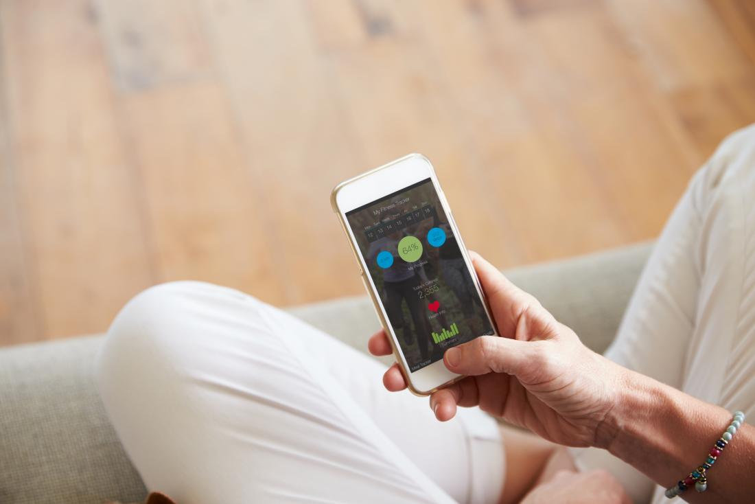 Smartphone con app per il monitoraggio della salute del cuore