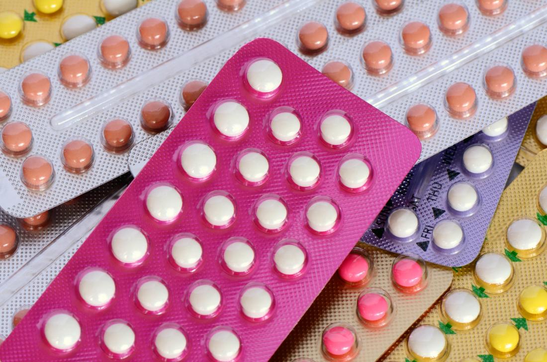 Confezioni di pillole anticoncezionali ormonali ammucchiate