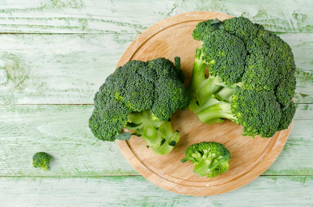 broccoli su una tavola di legno