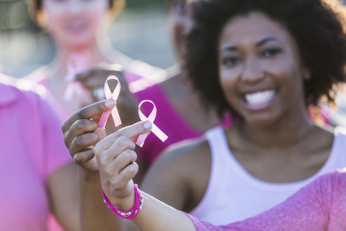 жени, притежаващи панделки за рак на гърдата