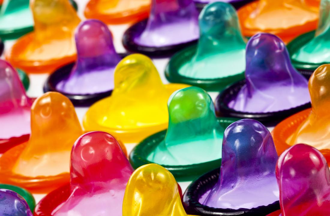 различни цветни презервативи, подредени