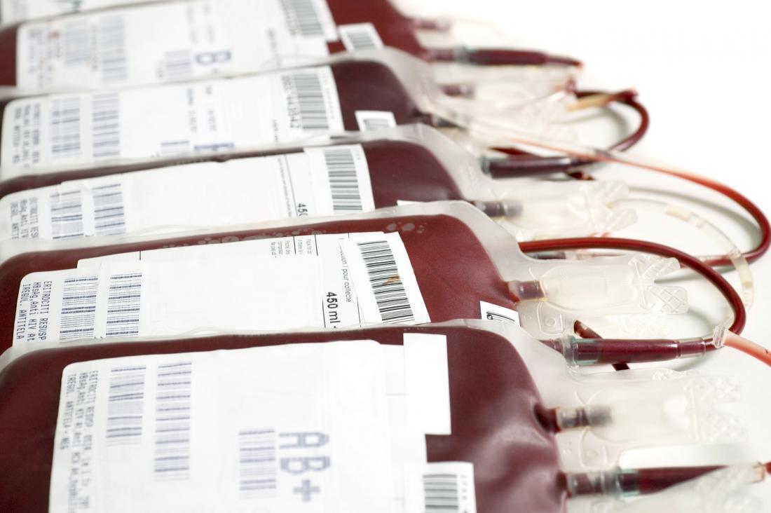 İnsan vücudunda ne kadar kan, dolu kan bağışı ve transfüzyon torbaları ile temsil edilir.