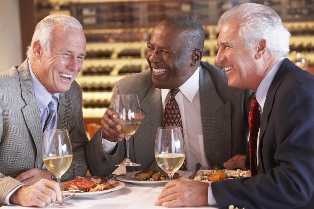 Anziani che bevono alcolici a pranzo