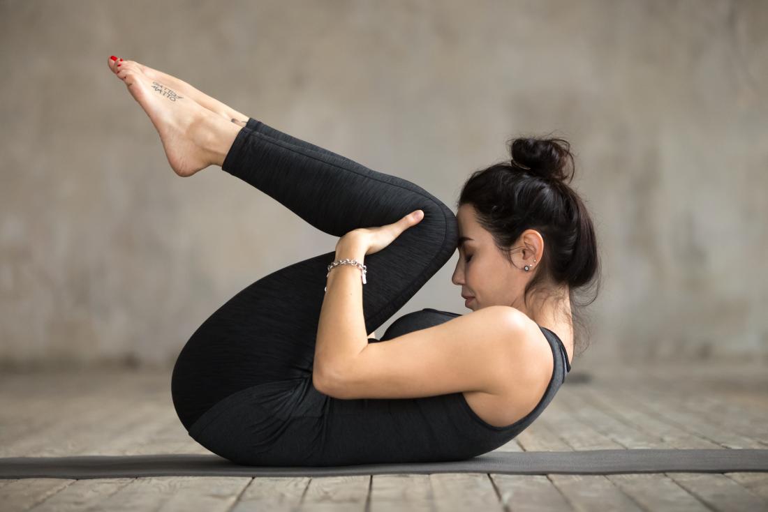 la posa yoga da ginocchio a petto può aiutare quando una persona vuole sapere come scoreggiare