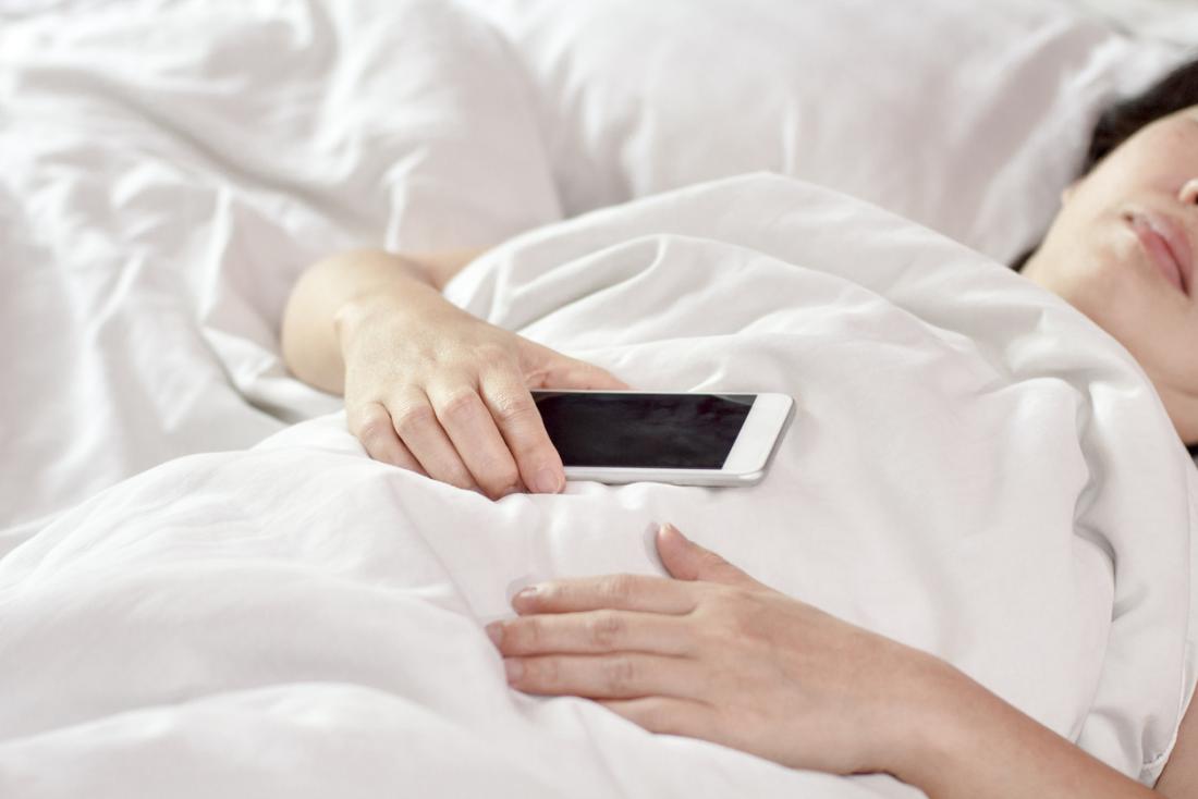 Dobra higiena snu, w tym unikanie elektroniki przed snem, może pomóc w leczeniu bezsenności.